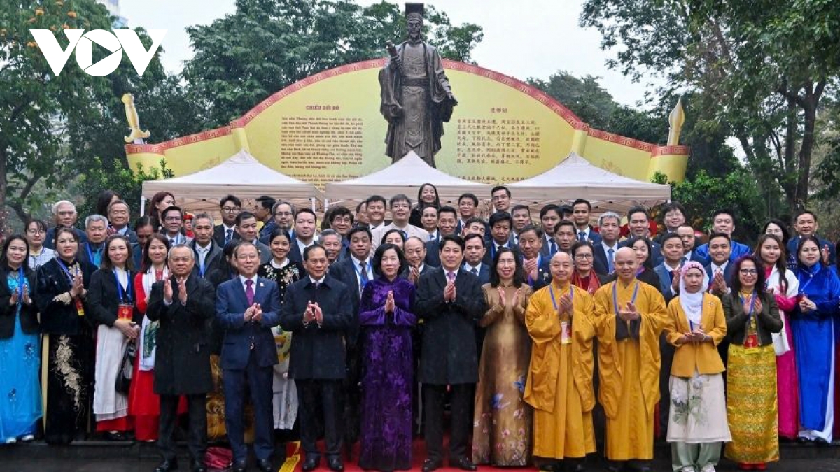 President joins overseas Vietnamese in incense-offering ceremony in Hanoi